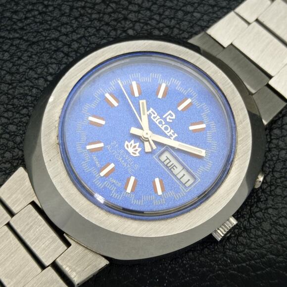 Vintage 1974 Ricoh Automatic Mens Silver Watch W/daydate & Blue accents - Picture 6 of 8